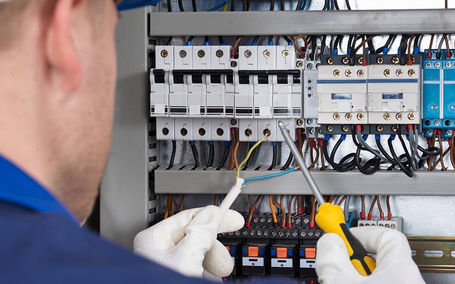 je recherche un électricien Paris 2